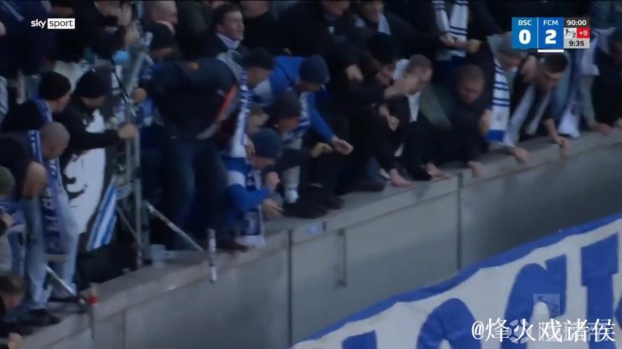 马格德堡球员庆祝进球，不幸跌入2.7米的沟中但