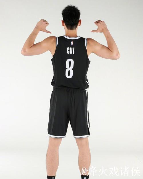 崔永熙新赛季身披8号球衣 官方身高确定为1米98 崔永熙新赛季身披8号球衣 官方身高确定为1米98